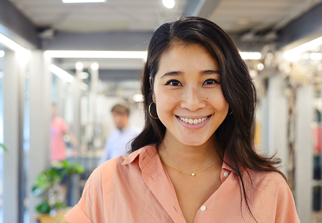 Primer plano de mujer sonriendo en el trabajo