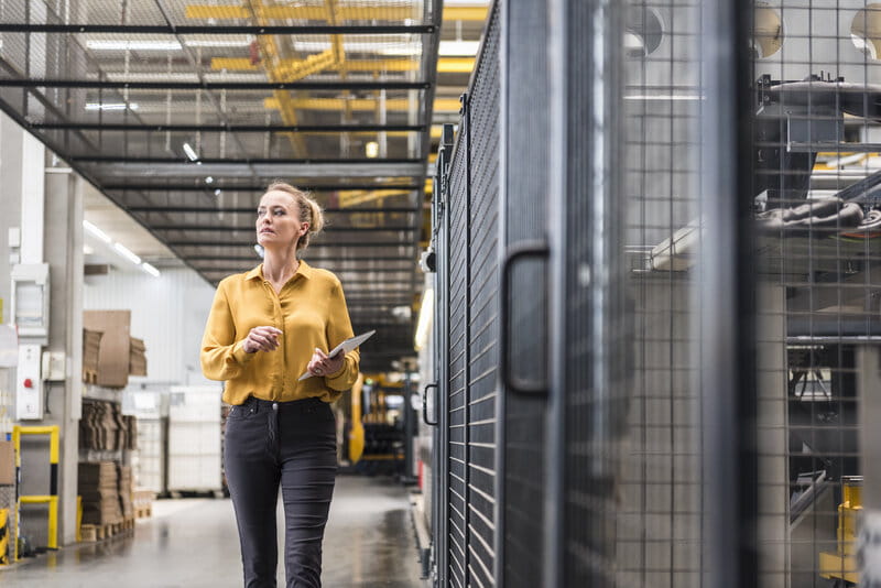 Ingeniero usando una tableta para una formación en operaciones empresariales en una instalación industrial