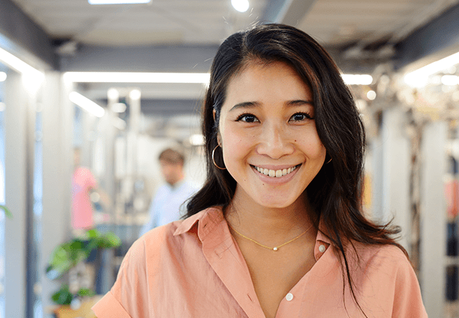Détail d'une femme souriante au travail